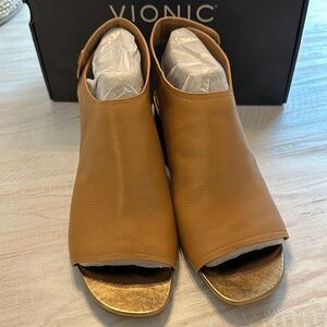 Vionic Tan Peep Toe Block Heel Sandals size 9W